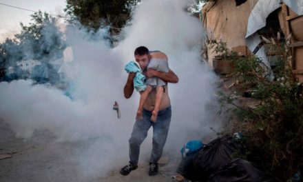 Lesbo. Tendopoli militarizzata, gas e botte per i profughi