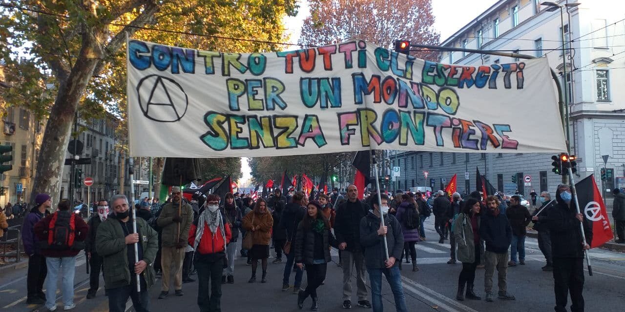 Antimilitaristә per le strade di Torino